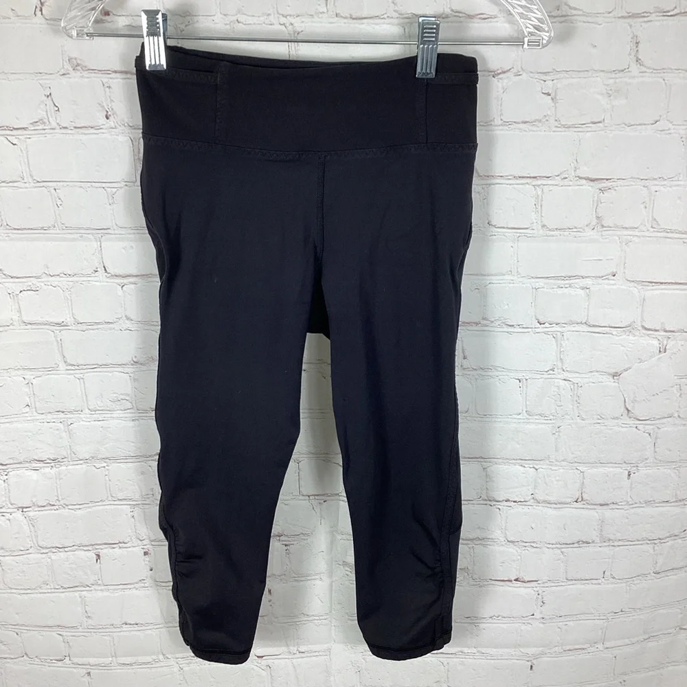 Lululemon Black Cropped Leggings Women’s Size 4 Yoga Running Walking Athleisure